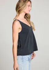 Musculosa negra con escote en V y corte holgado.
