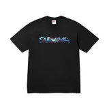 Camiseta de manga corta color negro con un estampado frontal que simula un logo de graffiti estilizado en tonos azules y rojos brillantes.