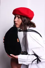 Cartera tipo sobre color bordó, confeccionada en PU tipo gamuza, con correa regulable de nudos chunky y cierre superior.