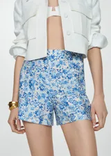 Short de tiro medio con estampado floral en tonos celeste y blanco.