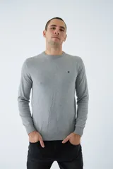 Sweater de algodón con cashmere, color gris, con escote redondo y puños acanalados.