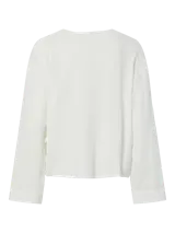 Blusa blanca de algodón con escote en V y mangas largas abullonadas. Presenta cierre frontal con lazos.