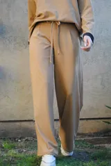 Pantalón de corte amplio color tostado, con cintura elástica y cordón ajustable.