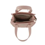 Cartera tipo tote bag color negro con doble asa corta, tira larga regulable y desmontable, cierre superior y aplique metálico con forma de labios. Incluye organizador interno.