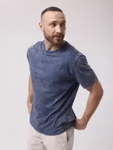 Remera azul con efecto nevado, cuello redondo y mangas cortas.