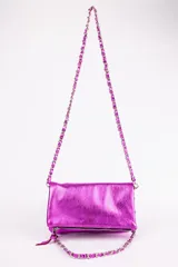 Cartera tipo sobre color verde esmeralda metalizado, con cierre de cremallera y correa de cadena metálica plateada.