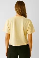 Remera manga corta color rosa con estampado de texto en el frente, de corte holgado y cuello redondo.