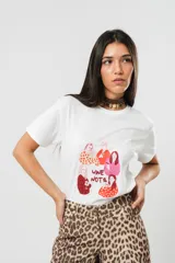 Remera blanca de algodón con cuello redondo y estampado de mujeres tomando vino con la frase "Wine Not?".