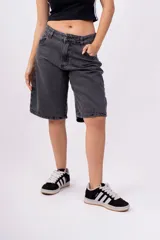 Bermuda de jean gris oscuro, corte ancho y largo a la rodilla.
