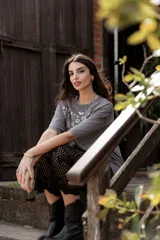 Remerón gris con estampa de flores y texto en el frente.