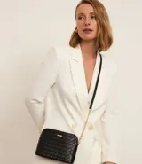 Cartera transversal pequeña color negro con efecto tressê y correa de cadena dorada.