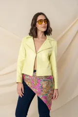 Pañuelo cuadrado de seda estampada con motivos de arabescos en múltiples colores.