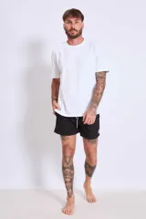 Short de baño color marrón con cordón ajustable en la cintura y logo estampado en blanco en la pierna izquierda.