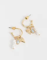 Aros tipo argolla dorados con dije de corazón calado y perlas colgantes.