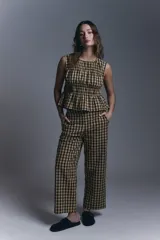 Pantalón de tiro alto, corte ancho y largo, con estampado de cuadros vichy en tonos verde y marrón oscuro.