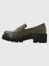 Mocasines color verde oliva con suela track negra.
