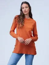 Buzo tejido en hilado fino color naranja, con ruedo lateral y aplique de botones, de la marca Tint & Shadow.