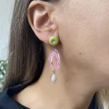 Aros de edición limitada, elaborados con porcelana fría, acrílico y perlas de río natural.