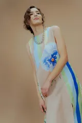 Vestido midi sin mangas confeccionado en lino estampado con flores y rayas verticales en tonos pastel. Tiene dos tajos al frente.