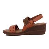 Sandalia de mujer con taco corrido (cuña) de color marrón oscuro. La capellada es de cuero color verde claro, con una tira ancha tejida en tonos beige y dorado sobre el empeine. Posee una tira trasera elástica para ajuste y una tira delantera con perforaciones decorativas.