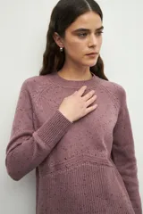 Sweater de punto color lila, de manga larga y cuello redondo.