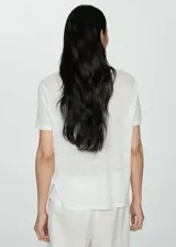 Camiseta celeste de lino con cuello en V y mangas cortas.
