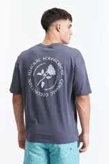 Remera lila de manga corta con corte boxy, cuello redondo y estampado frontal con la frase "Born in nineteen seventy six".