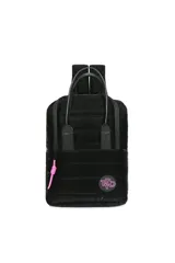 Mochila negra con diseño acolchado, doble asa de mano y tiras traseras regulables. Tiene un bolsillo frontal con cierre y un dije colgante rosa.