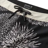 Short de baño negro con estampado de flores blancas.
