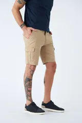 Bermuda cargo color beige con bolsillos laterales, logo bordado, cremallera, cierre y pasa cintos.