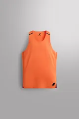 Musculosa deportiva color naranja con cuello redondo, sisas amplias y detalle de logo en el frente.
