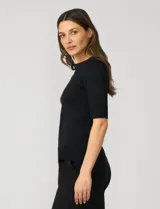 Buzo violeta tejido en hilado fino, con cuello redondo y mangas 3/4.