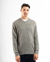 Sweater negro de punto con cuello en V, de calce regular.