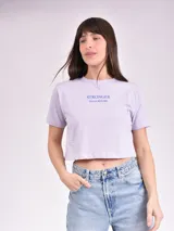 Remera corta blanca con estampa frontal de texto "Los Angeles" y una rosa en color rosa.