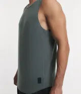 Musculosa deportiva azul sin estampa, de poliéster.