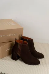 Botas cortas de cuero marrón con elástico lateral y tacón ancho.