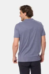 Remera polo azul con estampado de logos en todo el cuerpo, de corte clásico y manga corta.