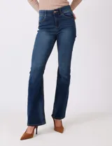 Jean elastizado de mezclilla azul oscuro, tiro alto, con pierna bootcut. Presenta costuras visibles y cinco bolsillos.