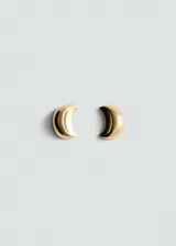 Par de aros dorados con forma de media luna.