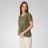 Remera blanca de mujer, con cuello en V y logo de Caterpillar estampado en el pecho.