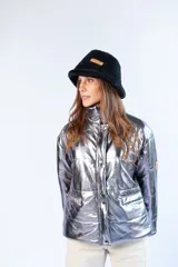 Campera puffer dorada con cuello alto, cierre frontal con botones a presión y bolsillos laterales con solapa.