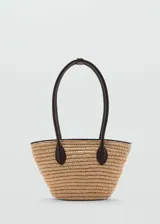 Bolso tipo shopper pequeño de fibra natural color beige, con doble asa corta de cuero sintético marrón y cierre de imán interior.