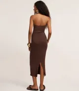 Vestido midi de punto color verde, sin breteles y con detalle torcido en el busto.