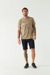 Bermuda de gabardina color beige, corte chino, con bolsillos laterales y traseros, cierre con cremallera y botón, presillas para cinturón y logo bordado.