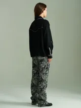 Camisa celeste de algodón con corte clásico y caída suelta. Presenta vivos en cuadrillé trazados en puños, canesú de la espalda y al pie del cuello.