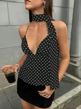 Top marrón con lunares blancos, escote en V y tirantes finos.