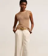 Pantalón wide leg negro de viscolino, con tiro alto, trabillas en la cintura, cierre tradicional y pliegues.