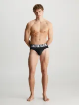 Pack de tres slips Calvin Klein de la colección Intense Power, confeccionados con mezcla de algodón y elastano. Diseño minimalista color negro con cinturilla elástica blanca con el logo de la marca.