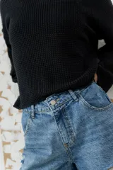 Short de jean celeste con lavado artesanal, corte extra wide, tiro alto y roturas en las piernas.