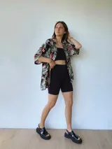 Sandalias negras de cuero con plataforma track y tira trasera con hebilla.